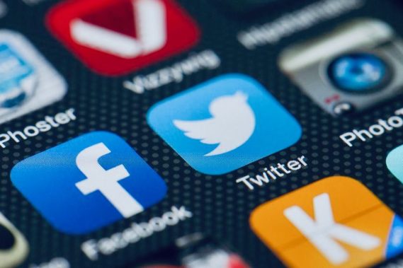 «Genitori, frenate i social!»